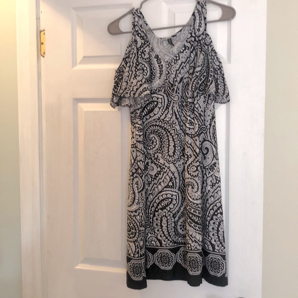 Pretty summer dress.    Shoulders exposed